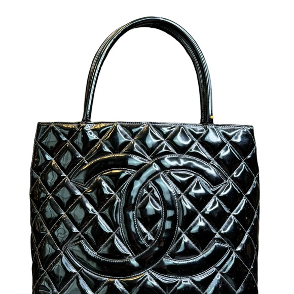 CHANEL Balck Quilted Patent Leather Tote - Picture 5 of 13